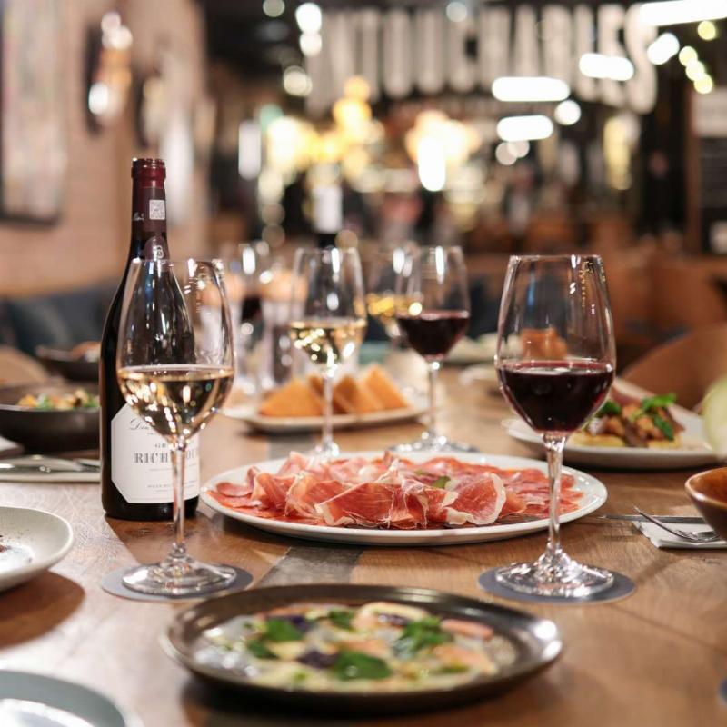 Table dressée avec des spécialités régionales françaises lors des fêtes du mois, montrant la diversité culinaire du pays