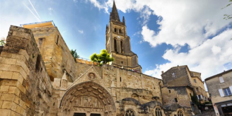 Célébration des vendanges en Champagne en septembre 2024, illustrant la tradition viticole française