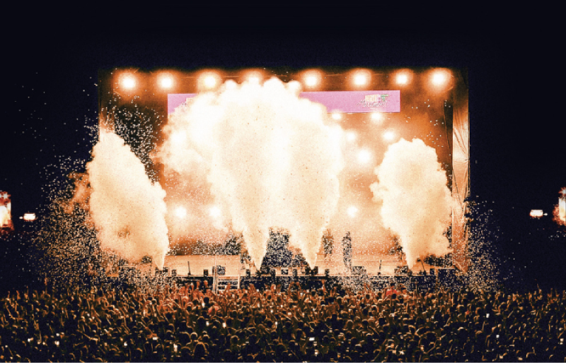 Scènes de fêtes traditionnelles françaises avec joie de vivre et partage