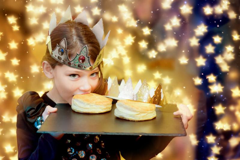 Galette des Rois partagée en famille pour l'Épiphanie, tradition des fêtes de l'année