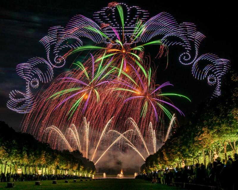 Feu d'artifice clôturant une fête de ville, un spectacle nocturne inoubliable