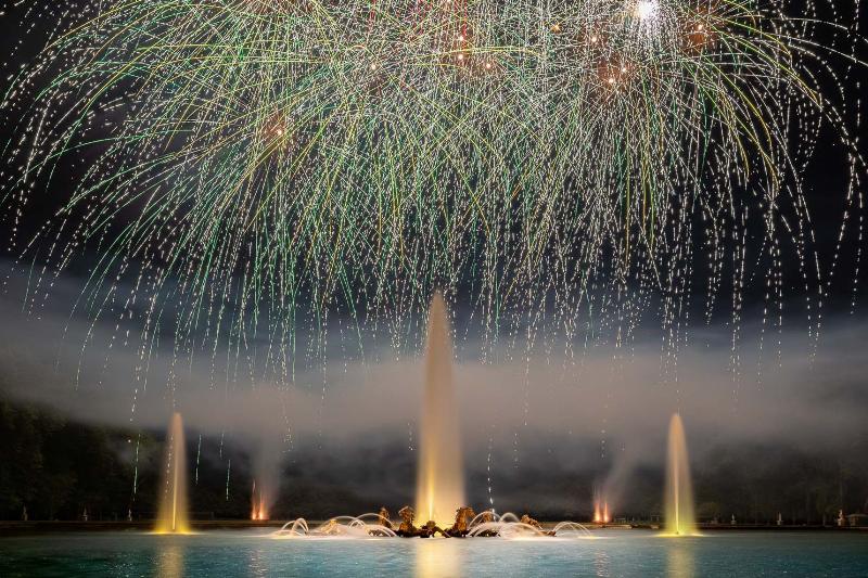 Feux d'artifice au-dessus du Grand Canal de Versailles, clôturant les grandes eaux nocturnes