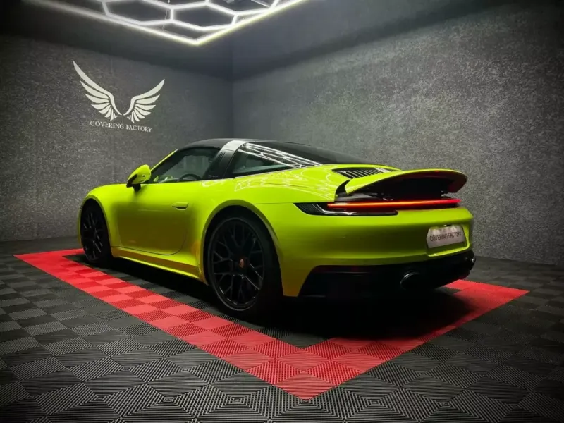 Film protection peinture sur une voiture noire neuve, mettant en valeur sa brillance éclatante et sa protection durable