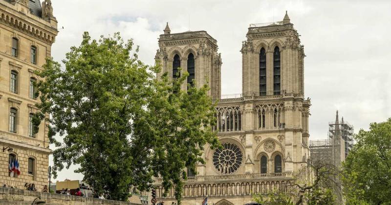 Le financement de la cathédrale Notre-Dame de Paris par des dons mondiaux après l'incendie.