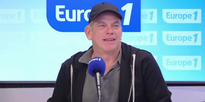 Patrick Fiori souriant après le succès de la comédie musicale Notre-Dame de Paris, avec d'autres chanteurs