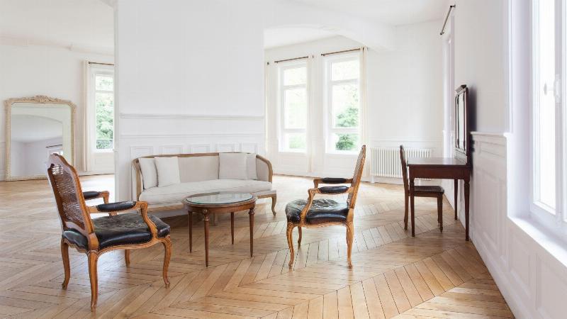 Vue extérieure élégante de la Fondation Cherqui, architecture contemporaine parisienne