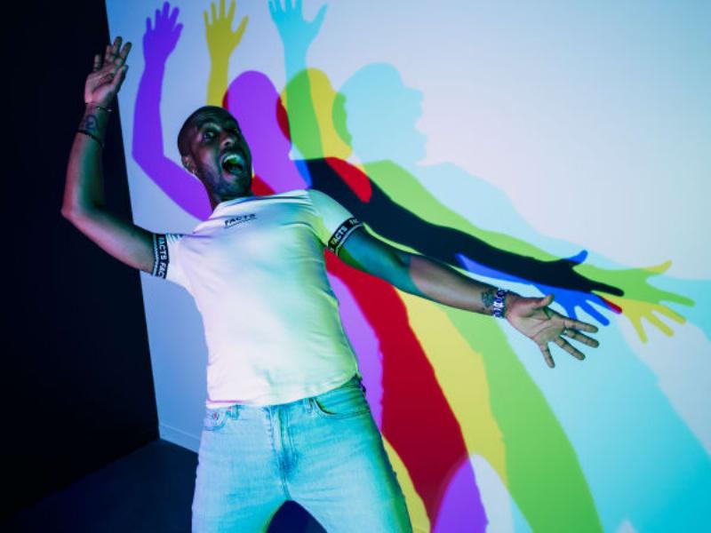 Intérieur lumineux d'une salle d'exposition à la Fondation Cherqui, œuvres d'art contemporain mises en valeur