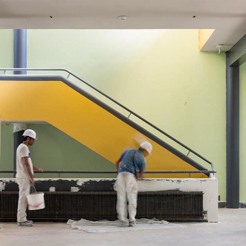 Un chercheur étudiant des plans architecturaux originaux de Le Corbusier aux archives de la fondation