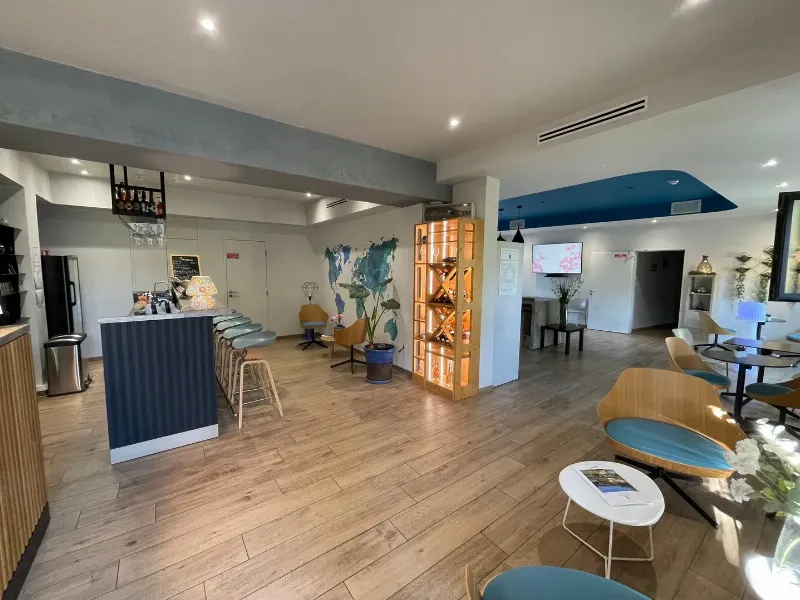 Une sculpture contemporaine immersive à la Fondation Villa Datris, captivant les visiteurs