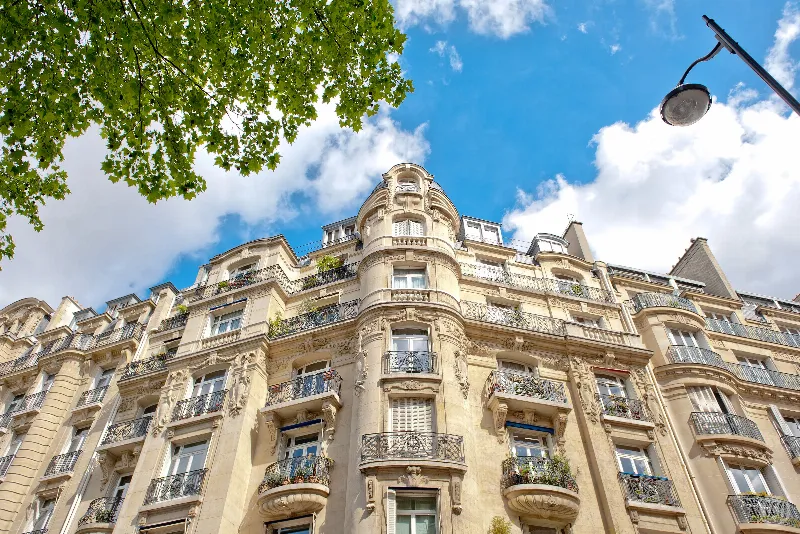 La forme architecturale emblématique d'un immeuble haussmannien parisien