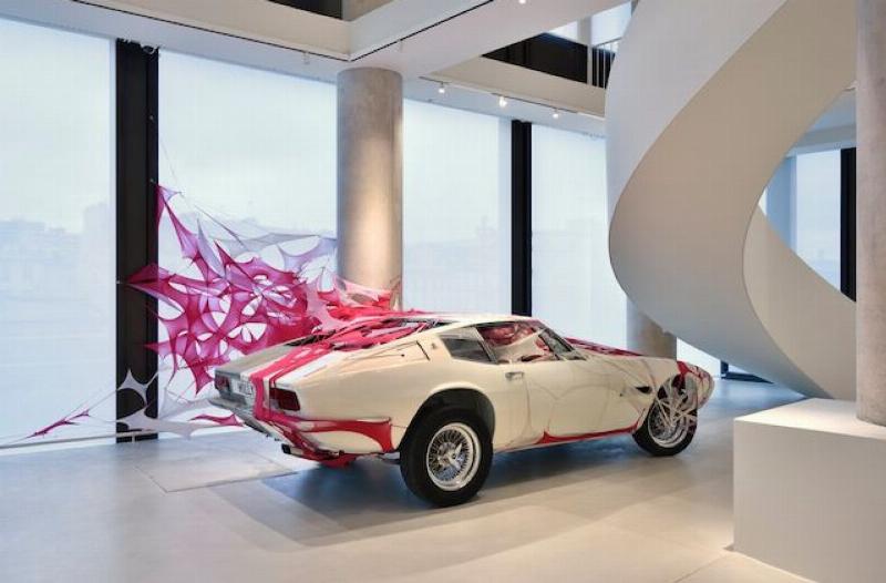 Foule appréciant une exposition d'art urbain à Paris