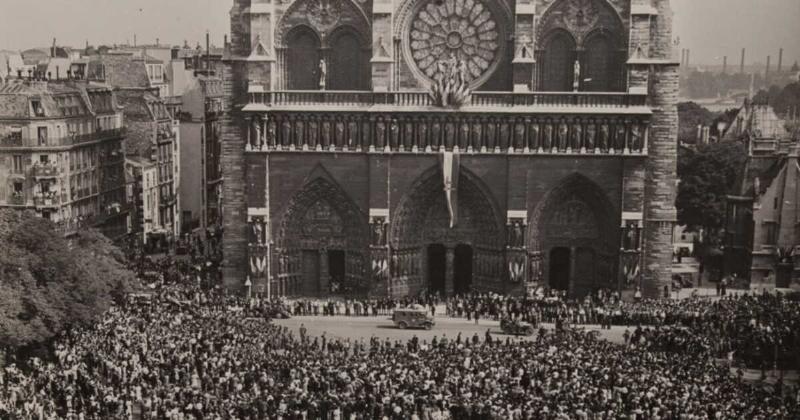 Foule rassemblée autour de Notre-Dame de Paris lors d'un événement majeur et historique.