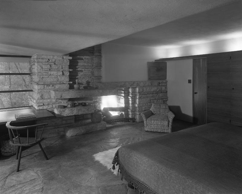 Vue emblématique de la Maison sur la Cascade de Frank Lloyd Wright, exemple parfait de l'architecture organique moderne