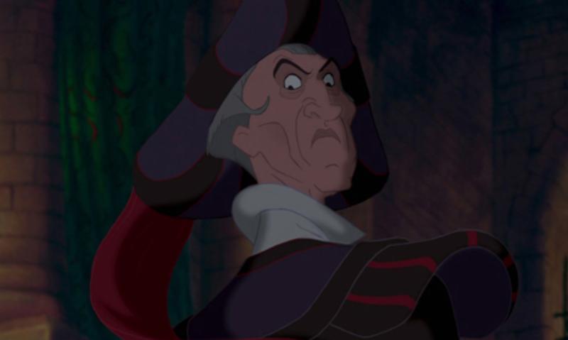 Frollo, l'archidiacre obsédé, devant la cathédrale sombre
