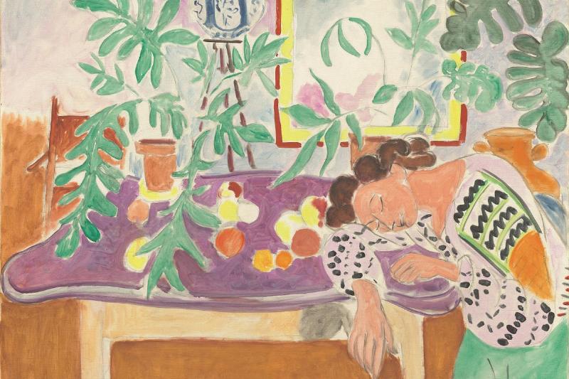 Intérieur élégant d'une galerie d'art moderne à Paris, montrant des œuvres du XXe siècle dans un cadre raffiné.