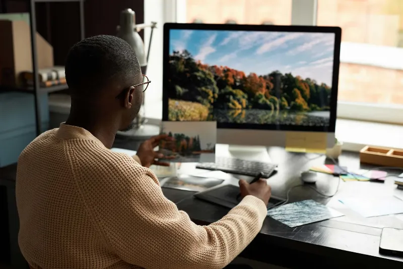 Scène de galerie d'art présentant des œuvres de poisson peinture dans un intérieur élégant