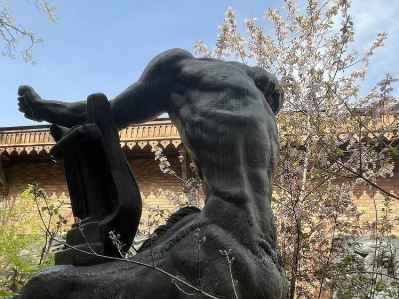 Vue d'une galerie d'art contemporain présentant diverses sculptures, dont une œuvre abstraite de singe.