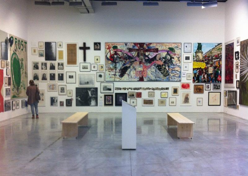 Une galerie d'art moderne parisienne avec des œuvres d'art contemporain vibrantes et des visiteurs se promenant