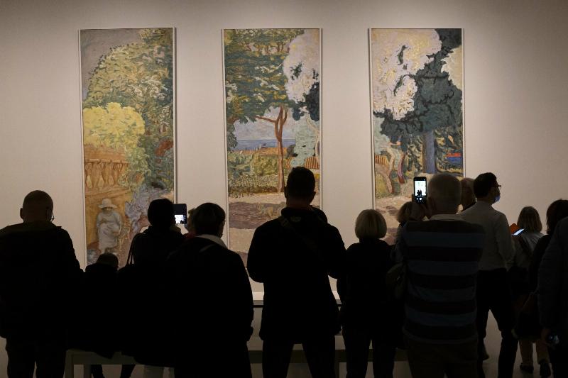 Visiteurs dans une galerie d'art admirant des œuvres après l'impressionnisme