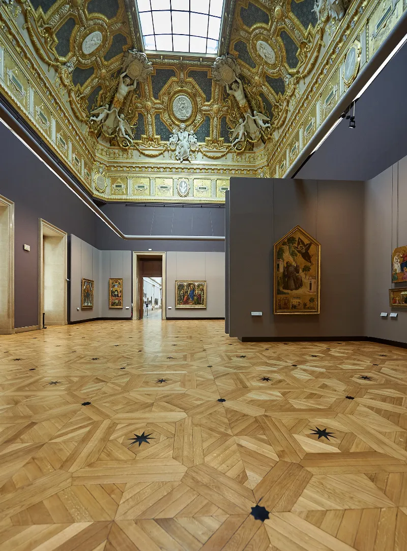 Une des galeries du Louvre, présentant une vaste collection de louvre tableaux historiques.