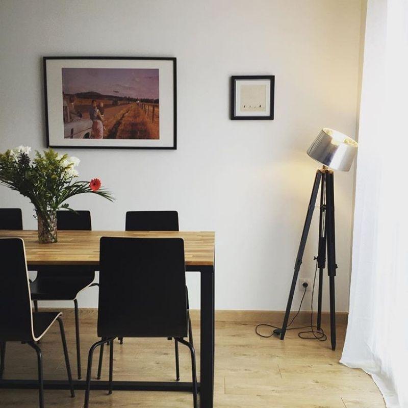 Différents styles d'art achetés par une galerie : classique, moderne et contemporain abstrait.