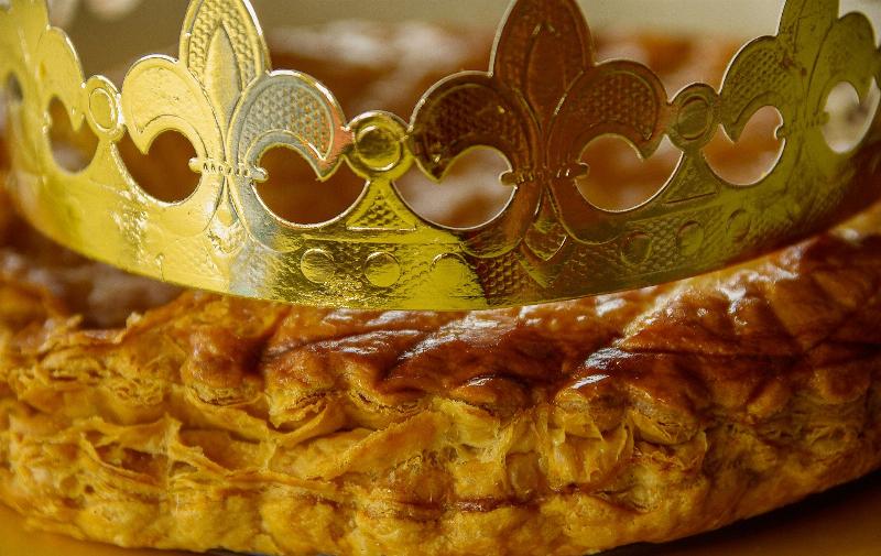 Galette des Rois et partage joyeux en famille en janvier, tradition française