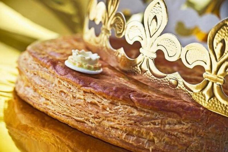Une Galette des Rois dorée avec une fève et une couronne, emblème de la janvier fête et de la culture française