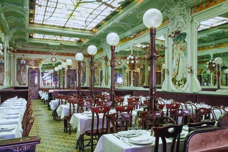 Intérieur somptueux de la brasserie Gallopin au 40 rue Notre Dame des Victoires, Paris, avec des détails Art Nouveau et des boiseries