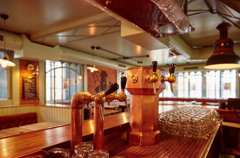 La richesse de la gastronomie alsacienne traditionnelle dans un restaurant typique à Cernay, mettant en avant des plats emblématiques et une ambiance chaleureuse