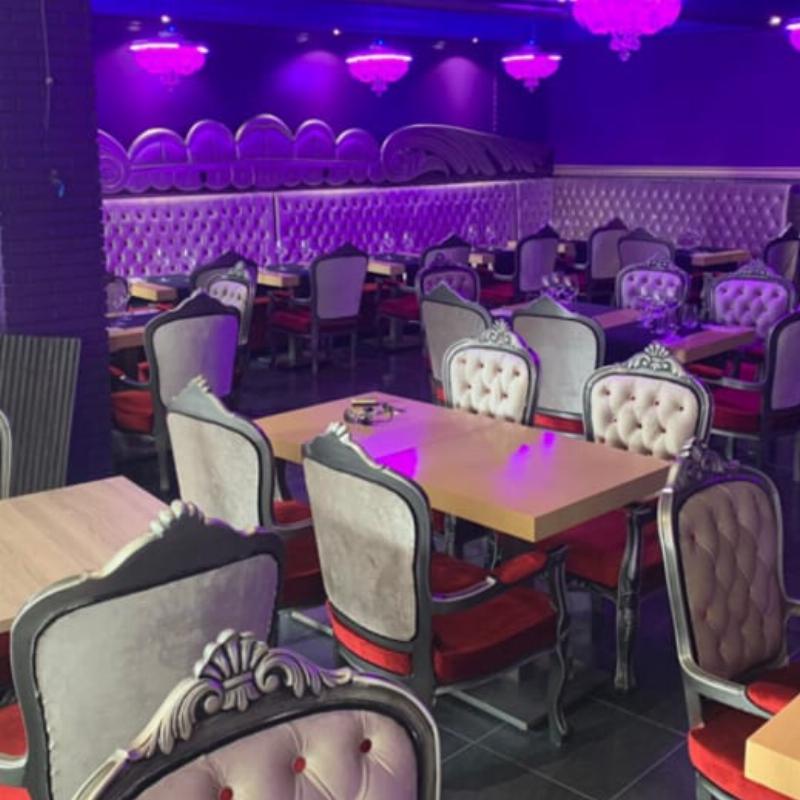 Une table élégamment dressée dans un restaurant spa belge, avec des plats gastronomiques et une ambiance apaisante.