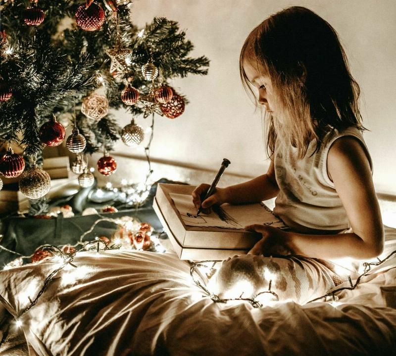 Une famille française célébrant Noël avec une bûche de Noël traditionnelle et d'autres délices gastronomiques