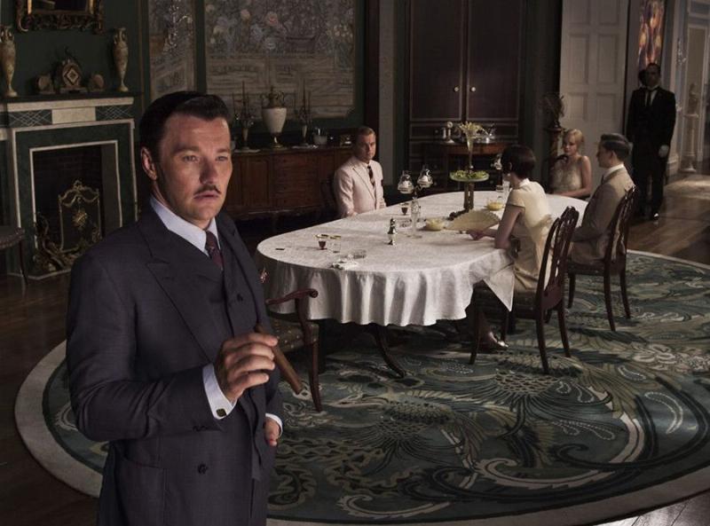 Une table élégamment dressée dans un restaurant français, symbolisant l'Art de Vivre et la gastronomie