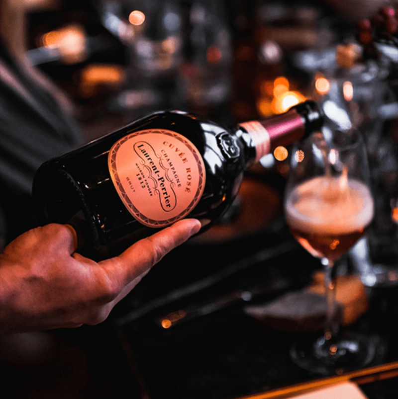 Dégustation de mets raffinés français, symbole de l'art de vivre