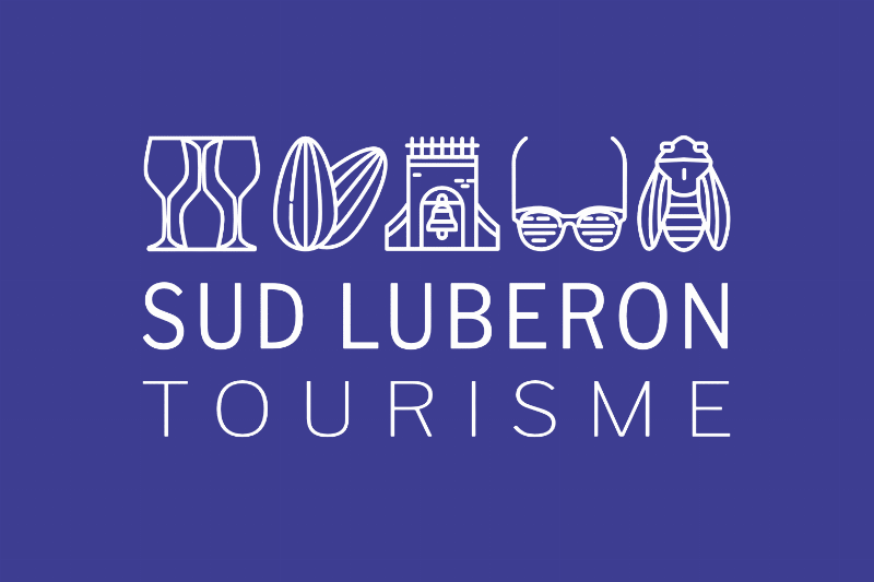 Une famille française profitant d'un pique-nique élégant avec des produits du marché local lors d'un camping l'art de vivre.