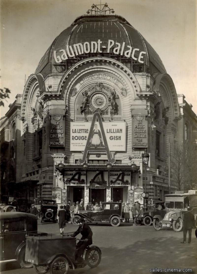 Vue historique du Gaumont Palace et l'ambiance des premières diffusions de musique classique générique Gaumont