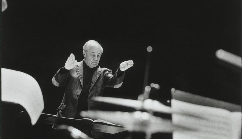 jeune femme ecoute musique digitale france parisien 