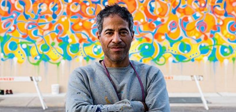 Georges Mathieu, pionnier de l'abstraction lyrique française, en plein geste créatif