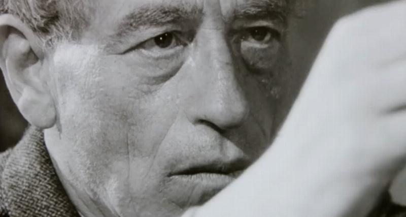 Des statues Giacometti dans un espace de galerie moderne en France