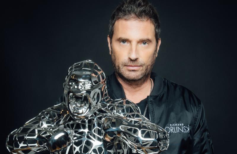 Un gorille en sculpture moderne, création audacieuse d'artiste français