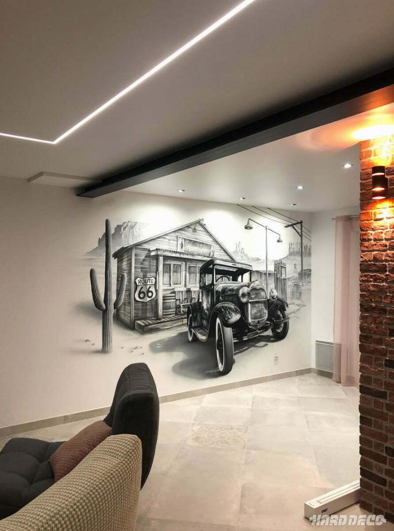 Graffiti: Fresque murale artistique à Paris intégrant des éléments architecturaux historiques pour créer un contraste visuel saisissant