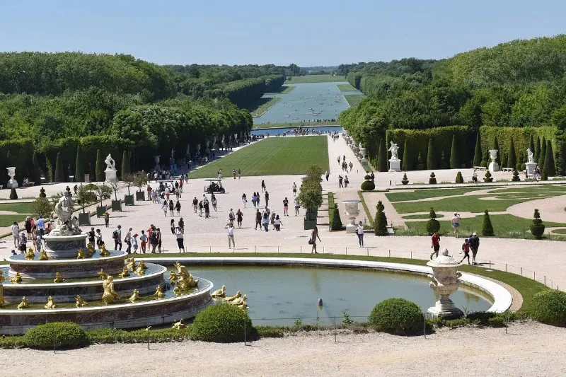 Vue romantique du Grand Canal dans les 815 hectares du jardin du château de Versailles, avec une barque