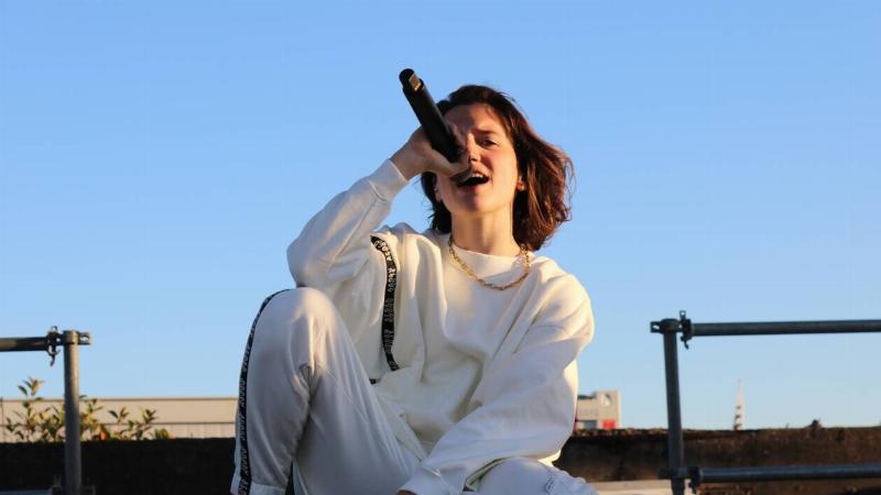 Groupe d'amis riant et dansant sur une chanson qui ambiance lors d'une soirée décontractée