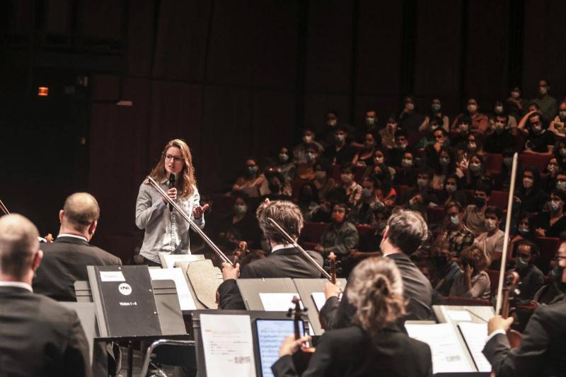 Musiciens du Groupe Jupiter étudiant une partition ancienne de musique classique