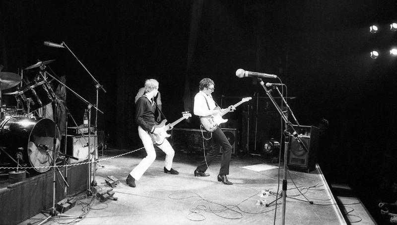 Groupe de pop français énergique sur scène devant un public enthousiaste