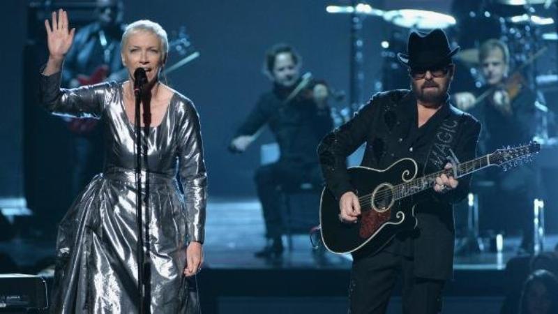 Un groupe de chanteurs gothiques français en studio d'enregistrement, créant de nouvelles mélodies sombres