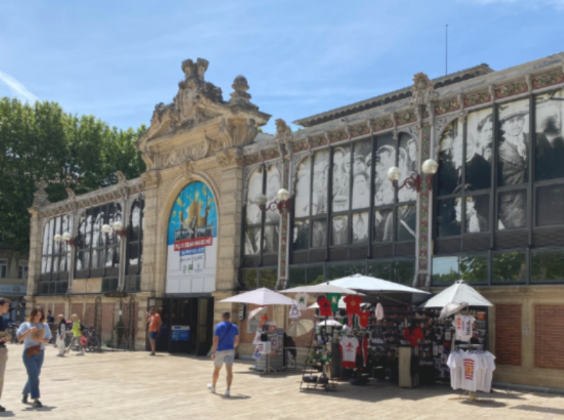 L'ambiance animée des Halles de Narbonne, cœur battant de l'art de vivre narbonnais et de la gastronomie locale