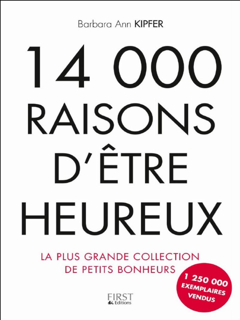 Une cuisine taupe baignée de lumière naturelle, avec un vase de lavande fraîche, des livres de cuisine français anciens et une théière en céramique artisanale sur une étagère en bois.