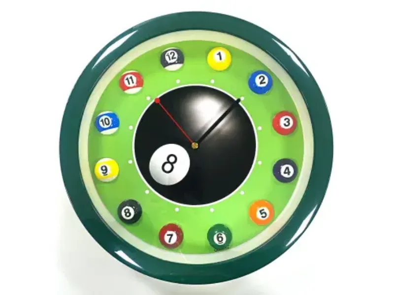 Harmonie décorative d'un intérieur avec un parquet effet vieilli, mettant en scène des meubles élégants et des accessoires français.