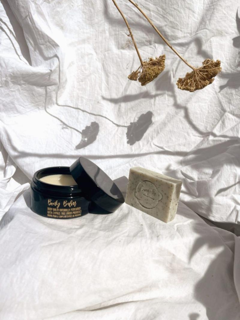 Illustration de l'équilibre parfait entre l'harmonie et l'efficacité pour détacher la peinture