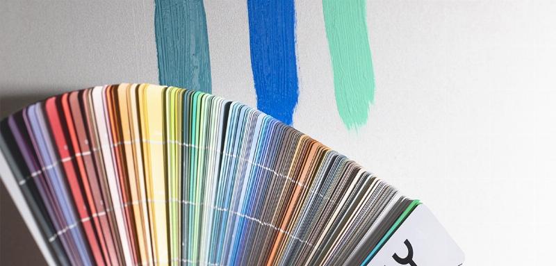 Un couple utilisant un simulateur de couleur peinture pour harmoniser un intérieur de style français